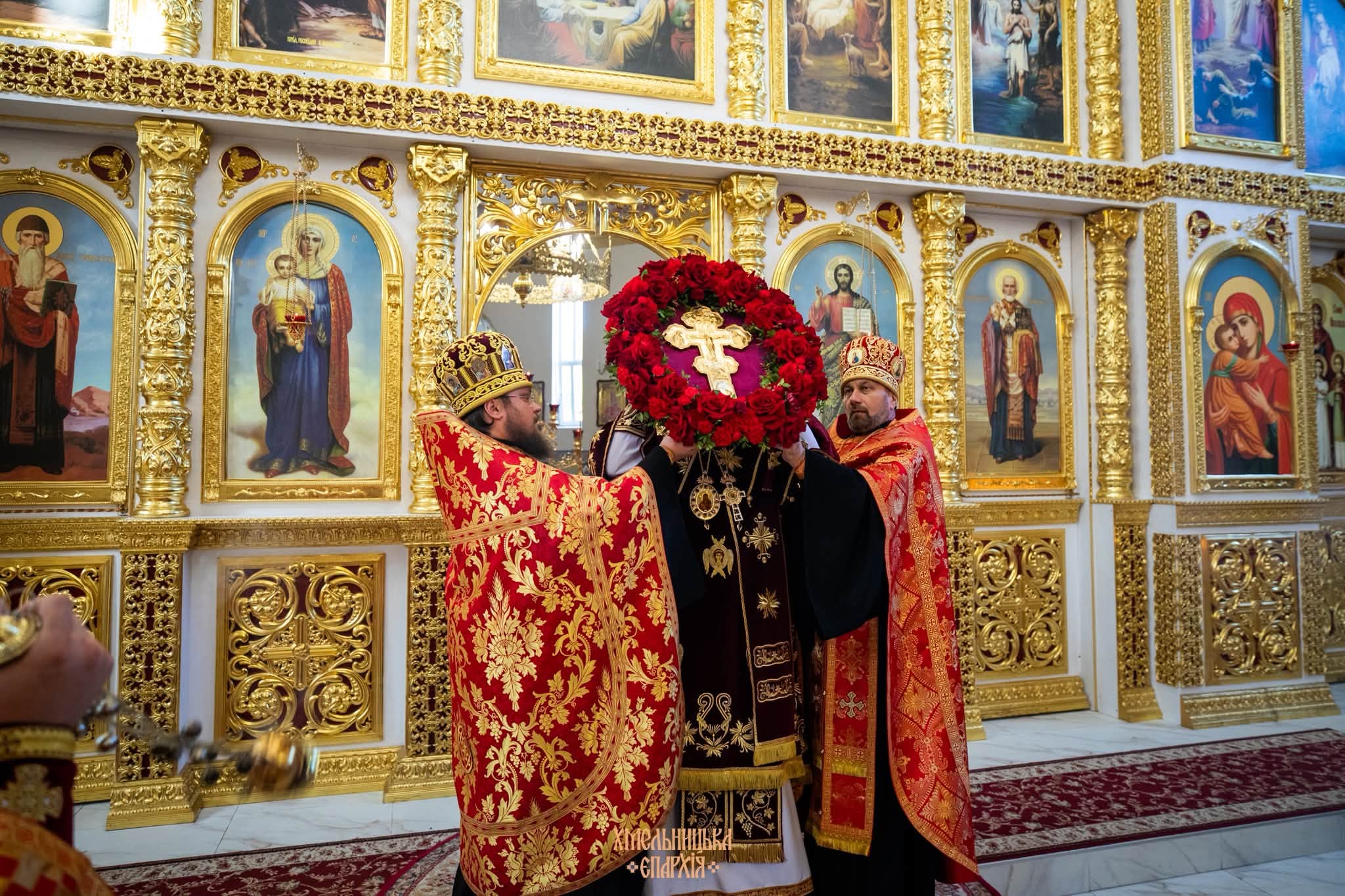 КЕРУЮЧИЙ ЄПАРХІЄЮ ЗВЕРШИВ ВЕЧІРНЄ БОГОСЛУЖІННЯ З ВИНЕСЕННЯМ ХРЕСТА У СВЯТО-МИКОЛАЇВСЬКОМУ СОБОРІ М. ХМЕЛЬНИЦЬКОГО
