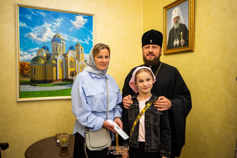 ХМЕЛЬНИЦЬКА ЄПАРХІЯ ПЕРЕДАЛА 50 000 ГРИВЕНЬ НА ЛІКУВАННЯ 12-РІЧНОЇ МАРІЇ ПРОЦЬ
