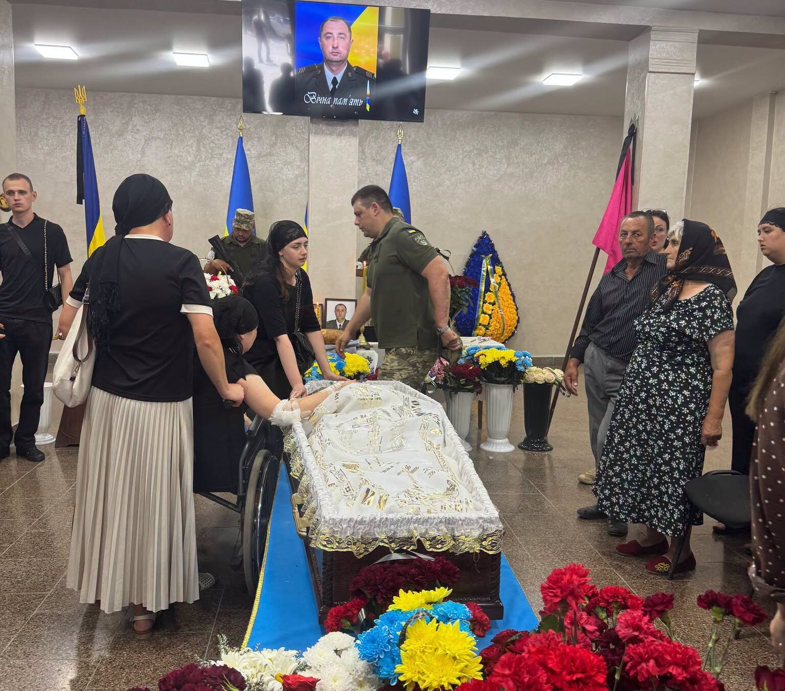 У ВІНЬКОВЕЦЬКОМУ БЛАГОЧИННІ ПОПРОЩАЛИСЯ З ГЕРОЄМ УКРАЇНИ