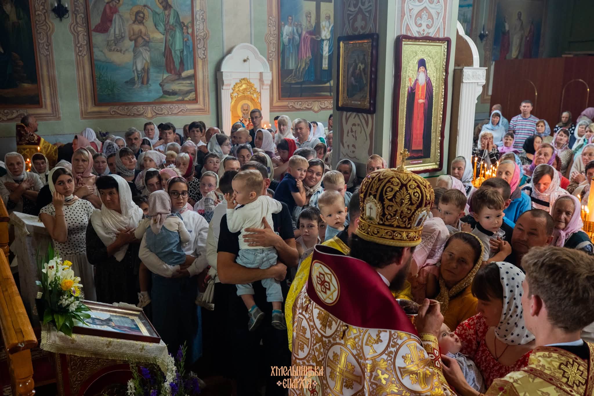 ВІДЕО. СВЯТКОВА БОЖЕСТВЕННА ЛІТУРГІЯ У ПЕТРОПАВЛІВСЬКОМУ ХРАМІ СЕЛИЩА ЯРМОЛИНЦІ