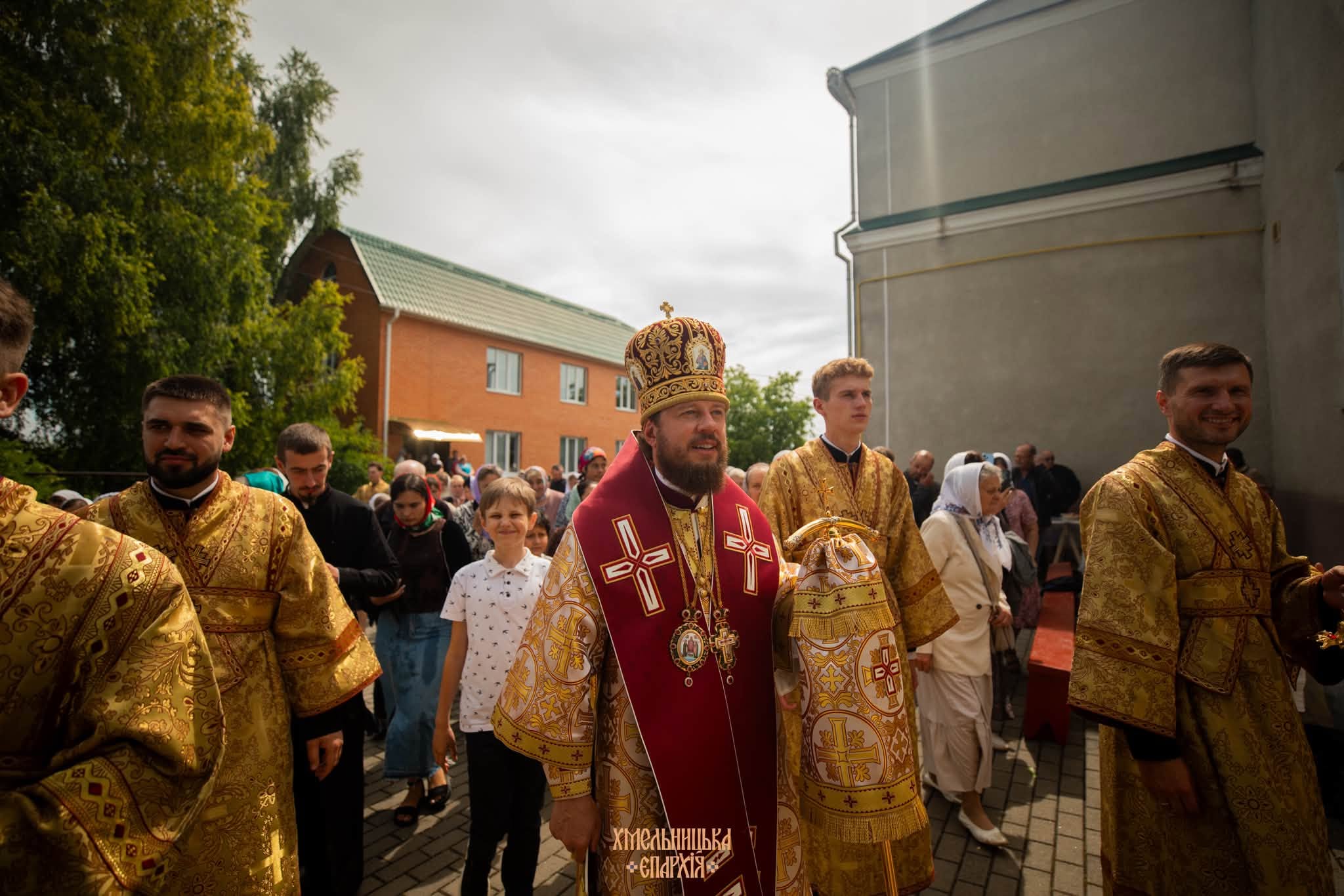 КЕРУЮЧИЙ ЄПАРХІЄЮ ЗВЕРШИВ СВЯТКОВУ БОЖЕСТВЕННУ ЛІТУРГІЮ У ПЕТРОПАВЛІВСЬКОМУ ХРАМІ СЕЛИЩА ЯРМОЛИНЦІ