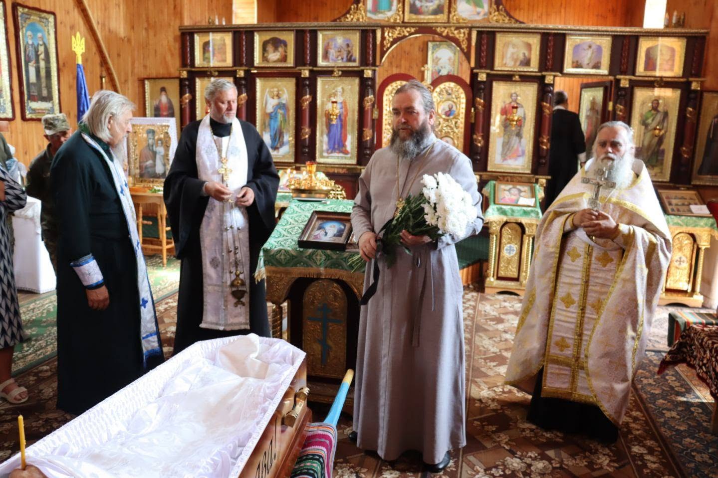 ДУХОВЕНСТВО ДЕРАЖНЯНСЬКОГО БЛАГОЧИННЯ ЗВЕРШИЛО ЧИН ВІДСПІВУВАННЯ ВОЇНА-ЗАХИСНИКА УКРАЇНИ