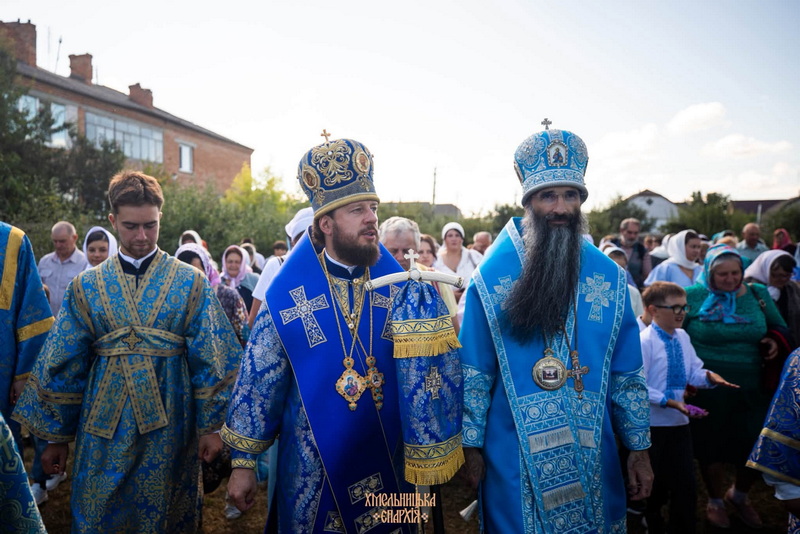 ДВА МИТРОПОЛИТИ УПЦ ЗВЕРШИЛИ СВЯТКОВУ БОЖЕСТВЕННУ ЛІТУРГІЮ В СЕЛИЩІ ЛЕТИЧІВ