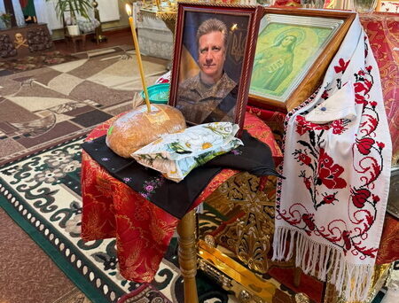 ДУХОВЕНСТВО ЛЕТИЧІВСЬКОГО БЛАГОЧИННЯ ЗВЕРШИЛО ЧИН ВІДСПІВУВАННЯ ВОЇНА-ЗАХИСНИКА УКРАЇНИ