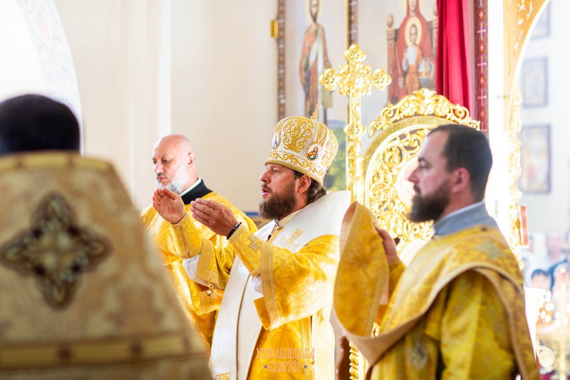 МИТРОПОЛИТ ВІКТОР ЗВЕРШИВ БОЖЕСТВЕННУ ЛІТУРГІЮ У СВЯТО-МИКОЛАЇВСЬКОМУ СОБОРІ М. ХМЕЛЬНИЦЬКОГО