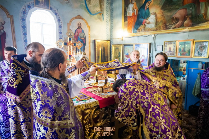 ВІДЕО. СВЯТКОВА БОЖЕСТВЕННА ЛІТУРГІЯ У СТАРОДАВНЬОМУ ХРЕСТОВОЗДВИЖЕНСЬКОМУ ХРАМІ С. САРНІВ